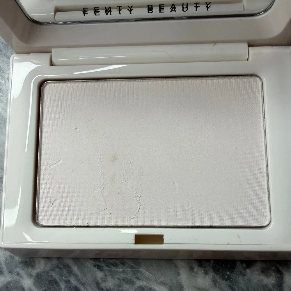 Fenty Beauty Invisimatte Blotting and Setting Powder Universal